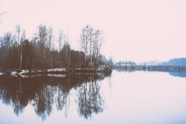 Paisaje frío del invierno con el río congelado. Polaroid retro vintage —  Fotos de Stock