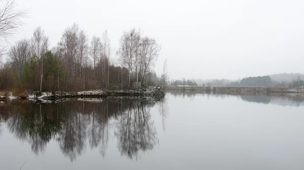 Kall vinterlandskap med frusna floden — Stockfoto