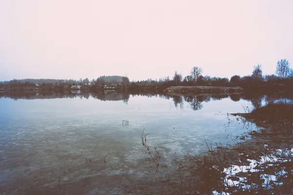 Paisaje frío del invierno con el río congelado. Polaroid retro vintage —  Fotos de Stock