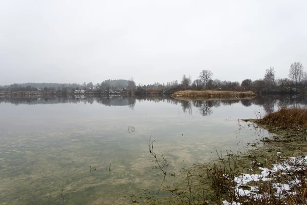 Chladné zimní krajina s zamrzlou řeku — Stock fotografie