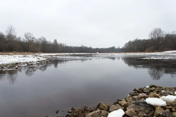 Paysage froid d'hiver avec rivière gelée — Photo