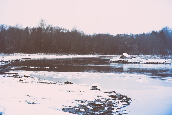 Koude winterlandschap met bevroren rivier. retro vintage polaroid — Stockfoto