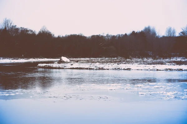 Paisaje frío del invierno con el río congelado. Polaroid retro vintage — Foto de Stock