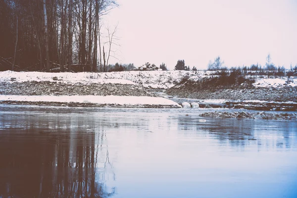 冷的冬天风景与结冰的河。复古复古宝丽来 — 图库照片