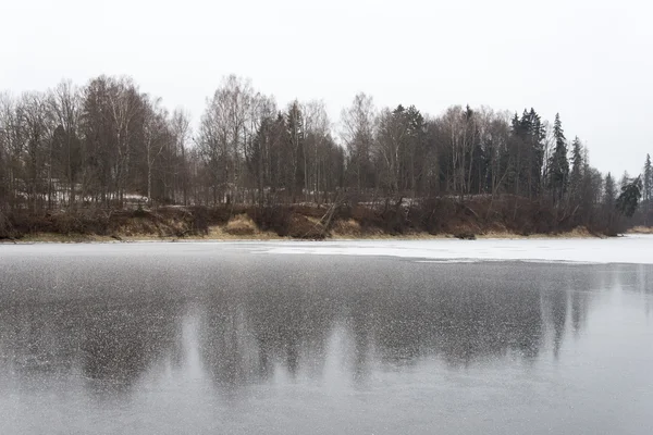 Freddo paesaggio invernale con fiume ghiacciato — Foto Stock