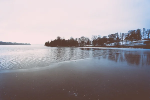 Холодный зимний пейзаж с замерзшей рекой. ретро-винтажный поляроид — стоковое фото