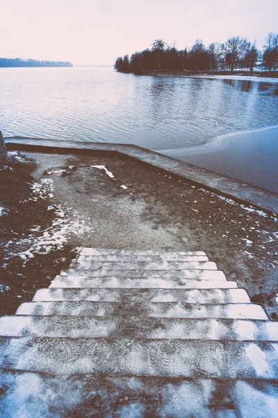 Ledové Venkovská krajina se stromy a půdu. retro vinobraní polaroid — Stock fotografie