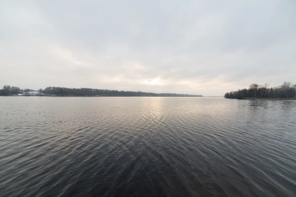 Freddo paesaggio invernale con fiume ghiacciato — Foto Stock