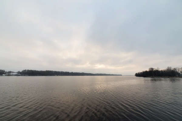 Freddo paesaggio invernale con fiume ghiacciato — Foto Stock