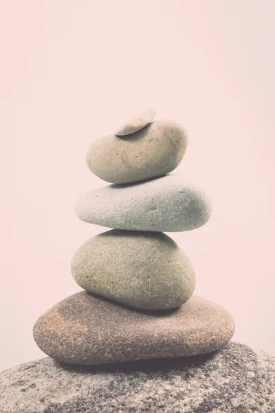 Balanceamento de pedras isoladas sobre fundo branco. vintage — Fotografia de Stock