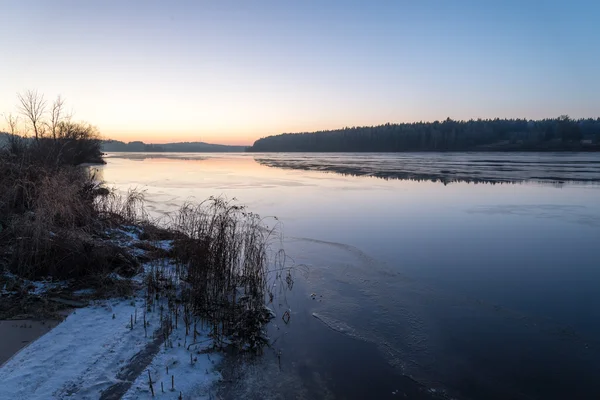 Beau paysage hivernal avec lac gelé — Photo