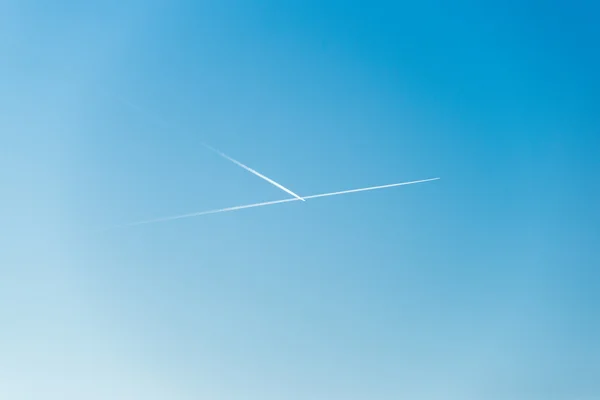 L'aereo vola basso nel cielo, lasciando una scia bianca — Foto Stock