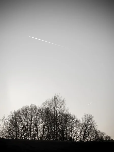 Χειμώνας Ηλιοβασίλεμα με μονοπάτια φεγγάρι και αεροπλάνο στον ουρανό. παλιάς χρονολογίας — Φωτογραφία Αρχείου