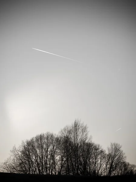 Χειμώνας Ηλιοβασίλεμα με μονοπάτια φεγγάρι και αεροπλάνο στον ουρανό. παλιάς χρονολογίας — Φωτογραφία Αρχείου