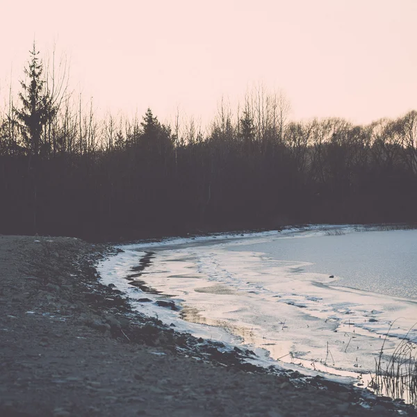 Bellissimo paesaggio invernale con lago ghiacciato. vintage — Foto Stock