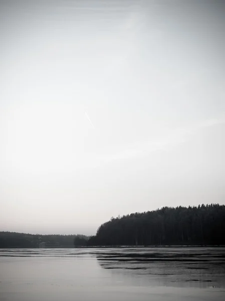 Linda paisagem de inverno com lago congelado. vintage — Fotografia de Stock
