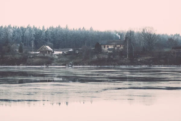 Прекрасний зимовий пейзаж із замерзлим озером. вінтажний — стокове фото