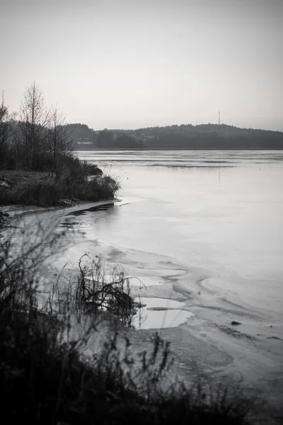 美丽的冬天结冰的湖面景观。年份 — 图库照片