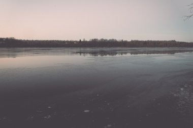 Güzel kış manzara donmuş göl ile. Vintage