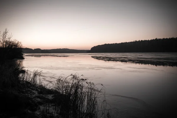 Hermoso paisaje de invierno con lago congelado. vintage — Foto de Stock