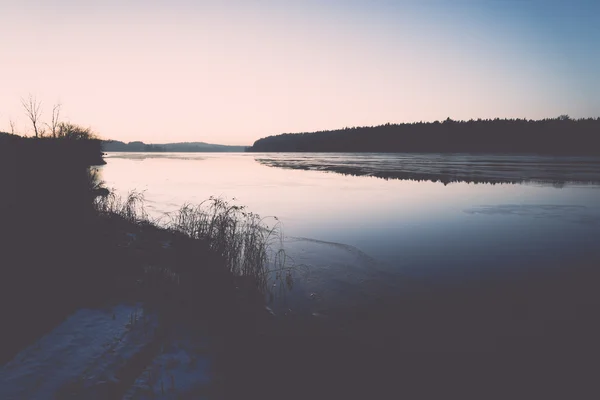 Hermoso paisaje de invierno con lago congelado. vintage — Foto de Stock