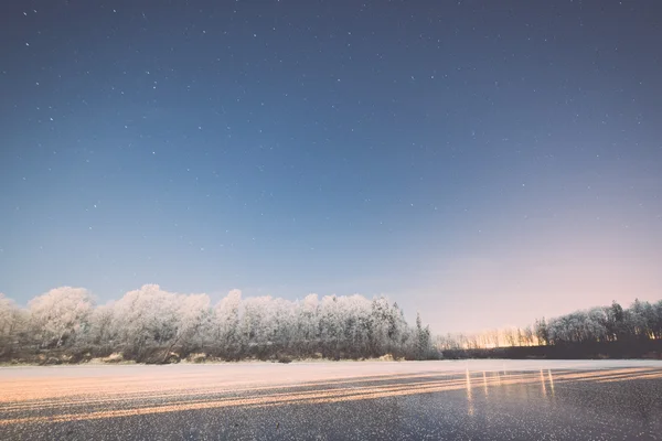 Ночное небо со звездами в зимнюю ночь с деревьями. винтаж — стоковое фото