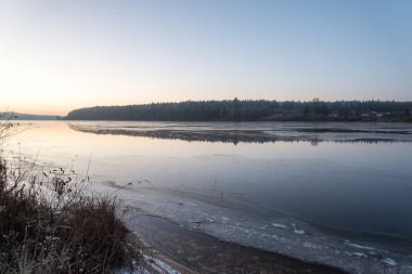 Güzel kış manzara donmuş göl ile