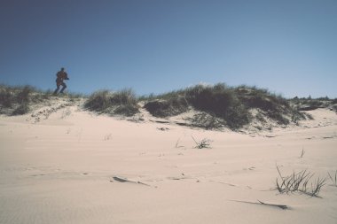 dunes içinde deniz - retro, vintage yürüyen adam