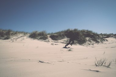 dunes içinde deniz - retro, vintage yürüyen adam