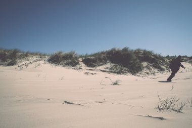 dunes içinde deniz - retro, vintage yürüyen adam