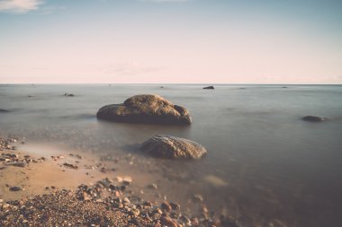 Sabahları bir kayalık sahil görünümünü. Uzun pozlama vurdu. -retr