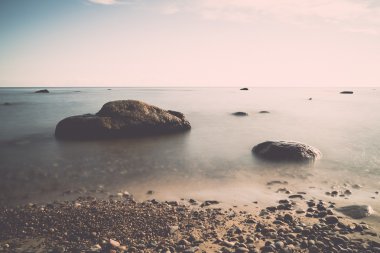 Sabahları bir kayalık sahil görünümünü. Uzun pozlama vurdu. -retr
