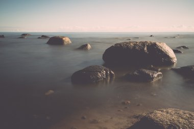 Sabahları bir kayalık sahil görünümünü. Uzun pozlama vurdu. -retr