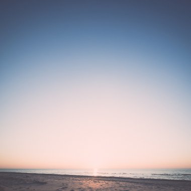 gece gökyüzünde yıldız sahilde. Uzay görünümü. -retro, vintage