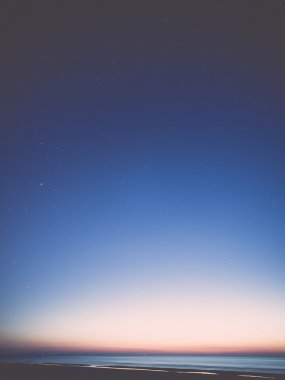 gece gökyüzünde yıldız sahilde. Uzay görünümü. -retro, vintage