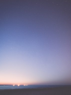 gece gökyüzünde yıldız sahilde. Uzay görünümü. -retro, vintage