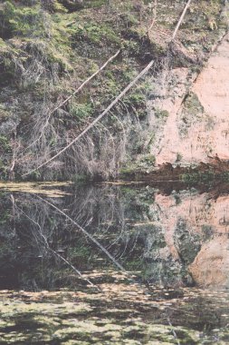 Eski nehir banka ile su - retro, yansımalar vintage