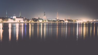 Yaz gece şehir ışık yansımaları üzerine su - retro, vintage