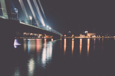 Yaz gece şehir ışık yansımaları üzerine su - retro, vintage