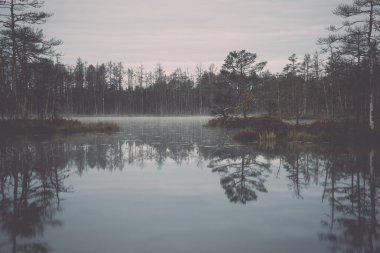Yansımalar göldeki su - retro, vintage