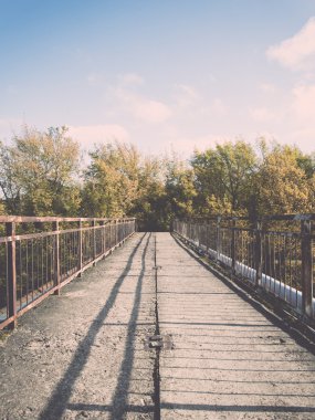 eski paslı metal raylar ile - retro, vintage köprü.