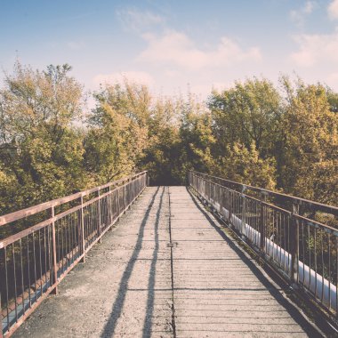 eski paslı metal raylar ile - retro, vintage köprü.