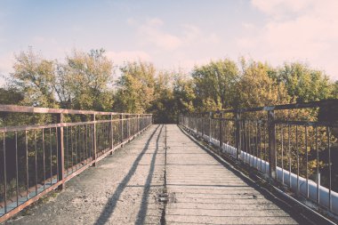 eski paslı metal raylar ile - retro, vintage köprü.