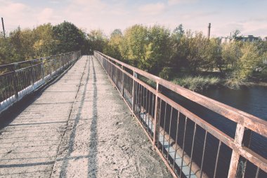 eski paslı metal raylar ile - retro, vintage köprü.