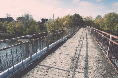 eski paslı metal raylar ile - retro, vintage köprü.