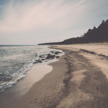 Kıyı Baltık Denizi Beach kayalar ve kum tepeleri - retro,