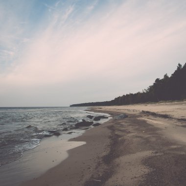 Kıyı Baltık Denizi Beach kayalar ve kum tepeleri - retro,