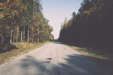 ıslak asfalt yol ile güneş yansımaları - retro, vintage