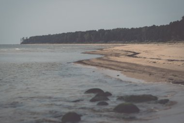 Kıyı Baltık Denizi Beach kayalar ve kum tepeleri - retro,
