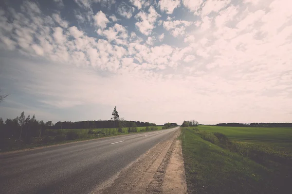 Route de campagne en forêt - rétro, vintage — Photo